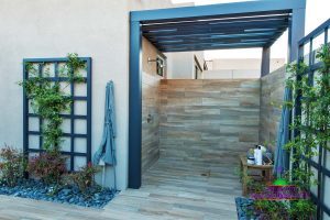 Outdoor shower with metal structure